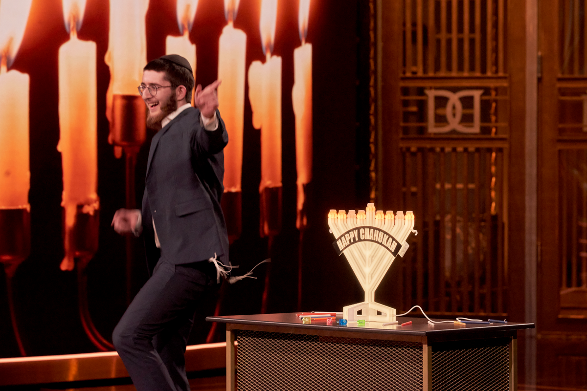 Sadya Smetana pitching the Illumin8 Menorah on CBC Dragons' Den